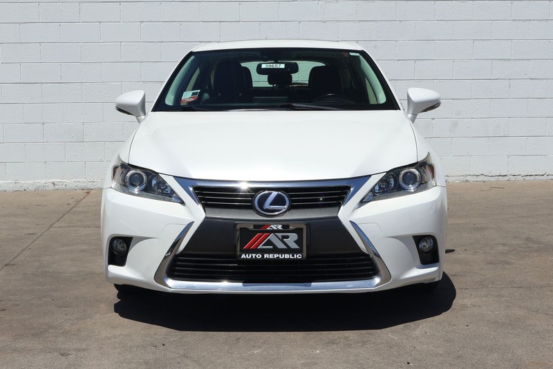 Lexus CT 200h Vehicle Full-screen Gallery Image 02