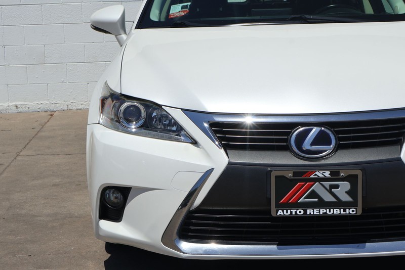 Lexus CT 200h Vehicle Full-screen Gallery Image 03