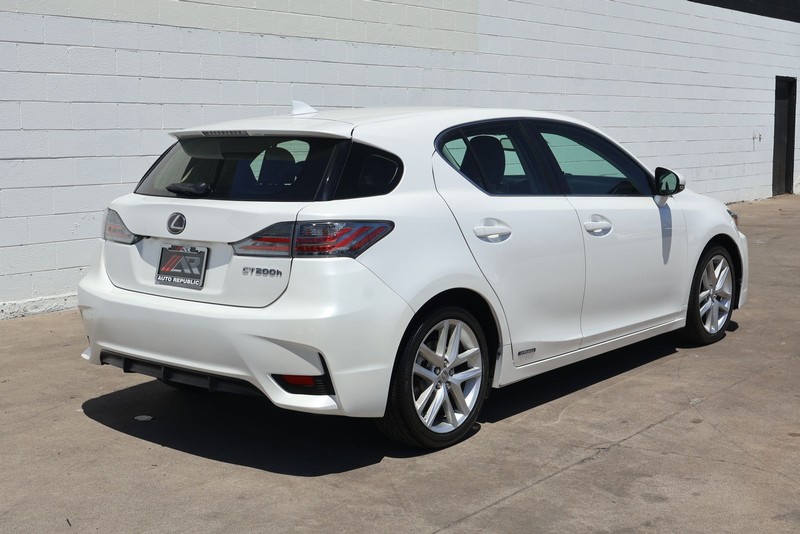 Lexus CT 200h Vehicle Full-screen Gallery Image 05