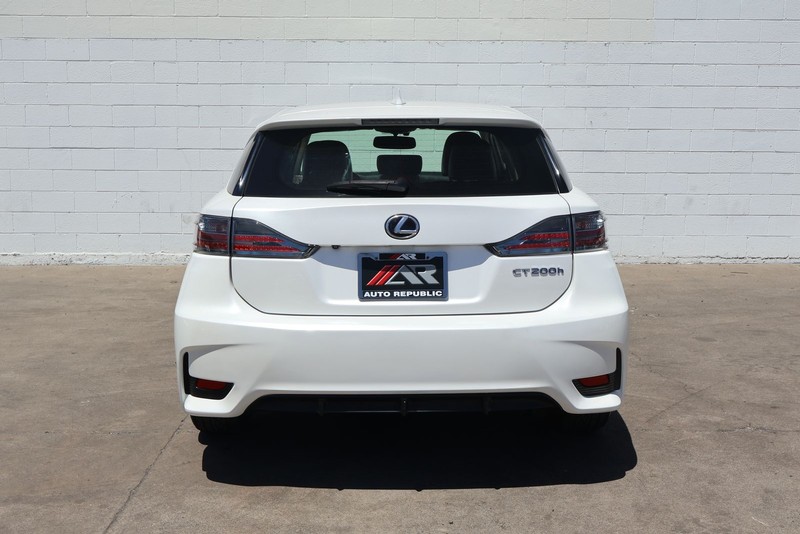 Lexus CT 200h Vehicle Full-screen Gallery Image 06
