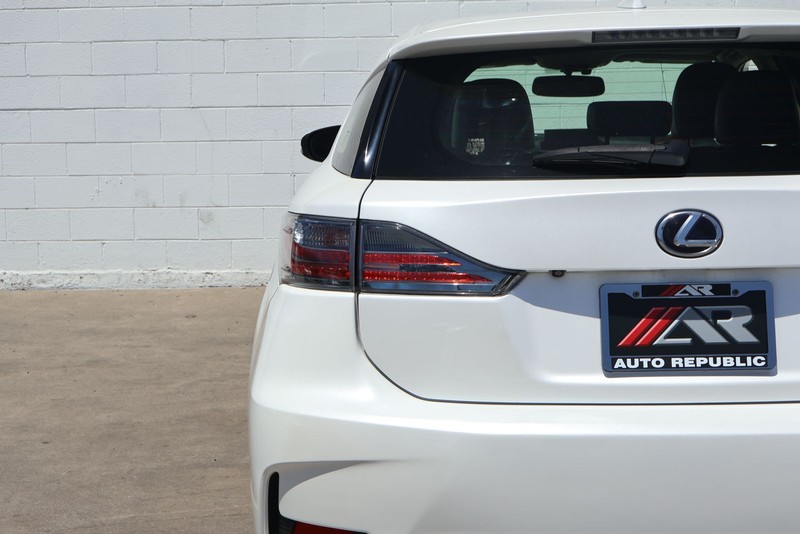 Lexus CT 200h Vehicle Full-screen Gallery Image 07