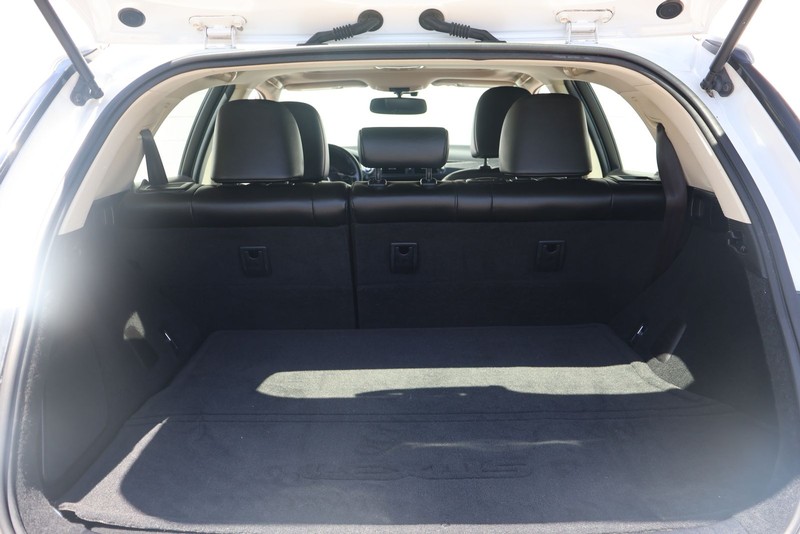 Lexus CT 200h Vehicle Full-screen Gallery Image 08
