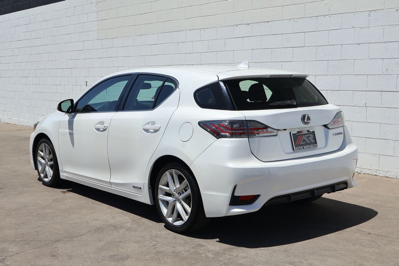 Lexus CT 200h Vehicle Full-screen Gallery Image 09