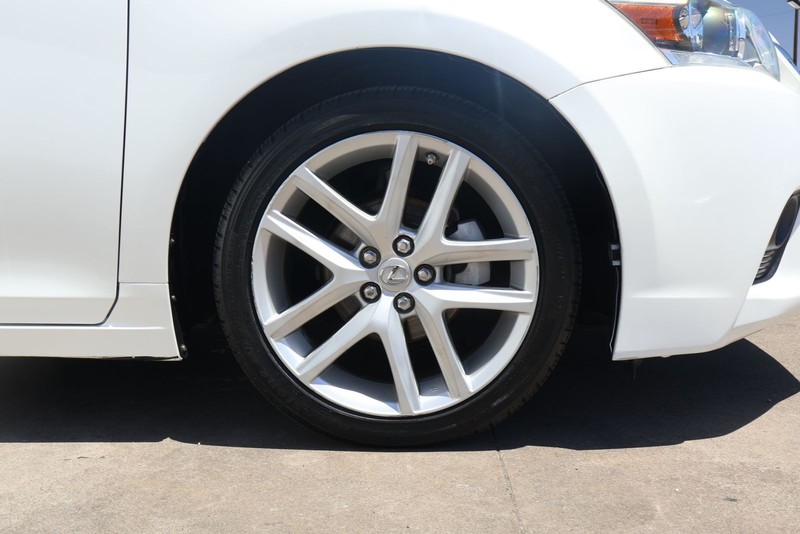 Lexus CT 200h Vehicle Full-screen Gallery Image 13