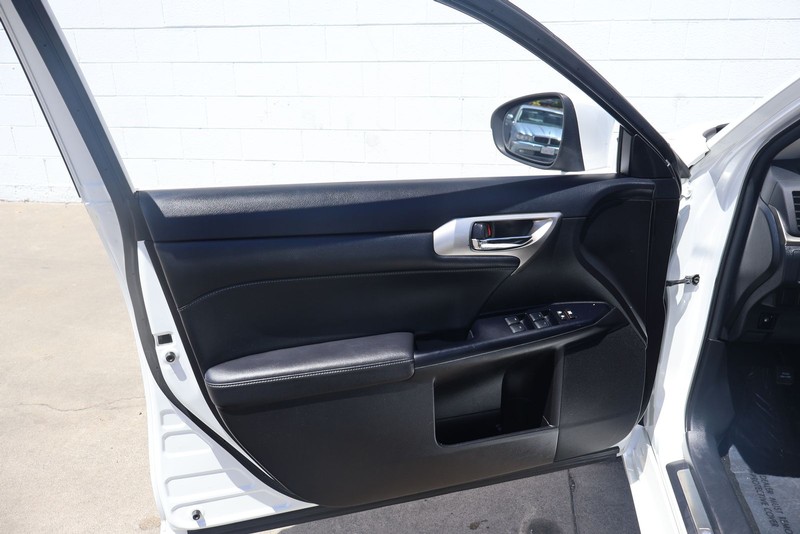 Lexus CT 200h Vehicle Full-screen Gallery Image 14