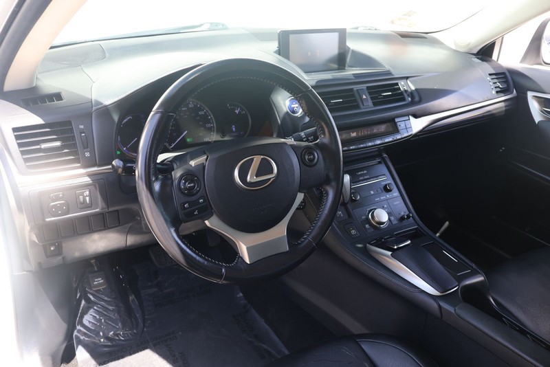 Lexus CT 200h Vehicle Full-screen Gallery Image 15