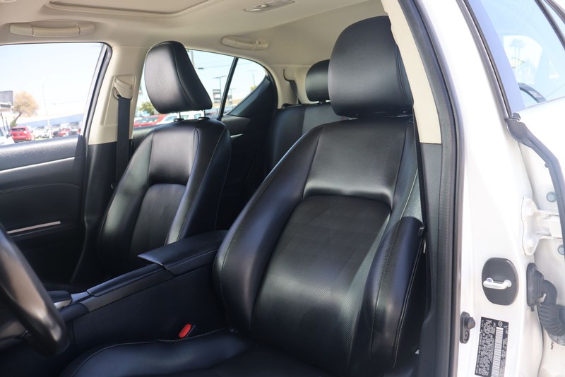 Lexus CT 200h Vehicle Full-screen Gallery Image 16