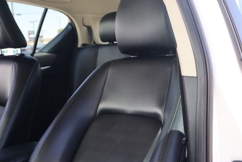Lexus CT 200h Vehicle Full-screen Gallery Image 17