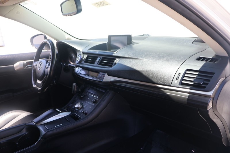 Lexus CT 200h Vehicle Full-screen Gallery Image 18