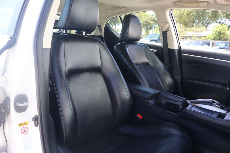 Lexus CT 200h Vehicle Full-screen Gallery Image 19