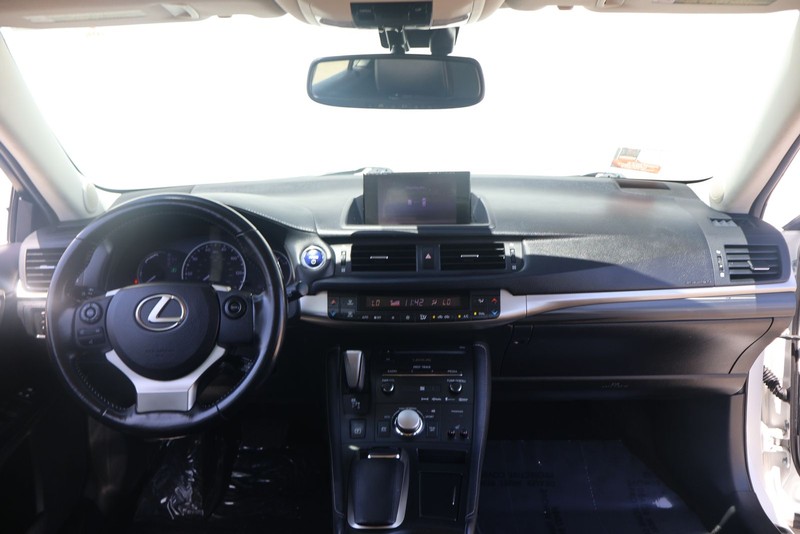 Lexus CT 200h Vehicle Full-screen Gallery Image 21