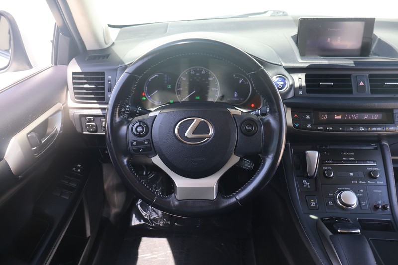 Lexus CT 200h Vehicle Full-screen Gallery Image 23