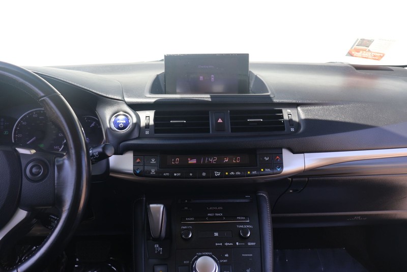 Lexus CT 200h Vehicle Full-screen Gallery Image 26