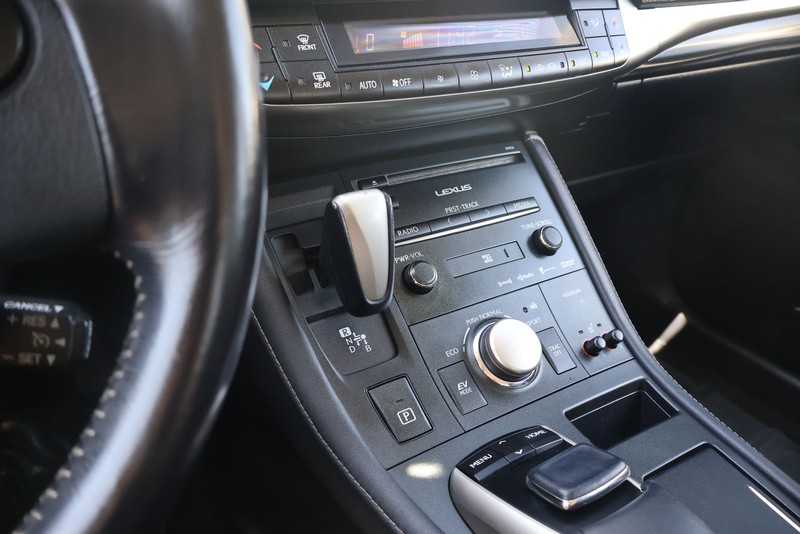 Lexus CT 200h Vehicle Full-screen Gallery Image 29