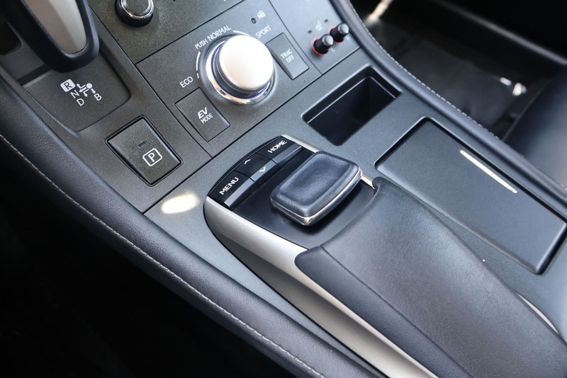 Lexus CT 200h Vehicle Full-screen Gallery Image 30