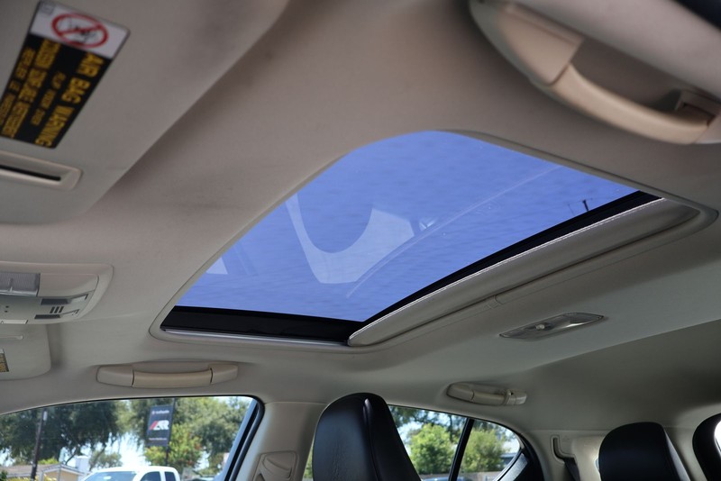 Lexus CT 200h Vehicle Full-screen Gallery Image 31