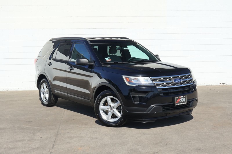 Ford Explorer Vehicle Full-screen Gallery Image 01