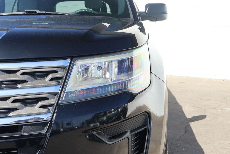 Ford Explorer Vehicle Full-screen Gallery Image 03