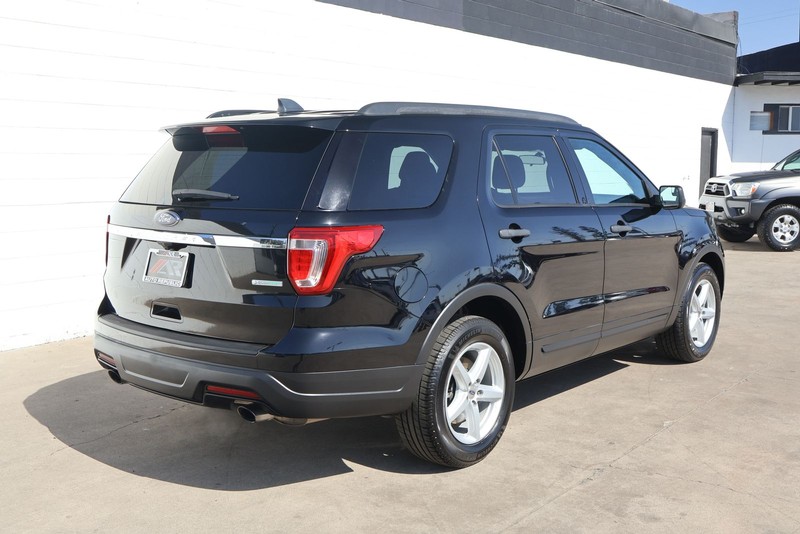 Ford Explorer Vehicle Full-screen Gallery Image 05