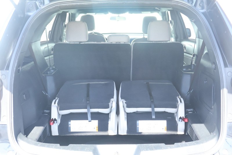 Ford Explorer Vehicle Full-screen Gallery Image 09