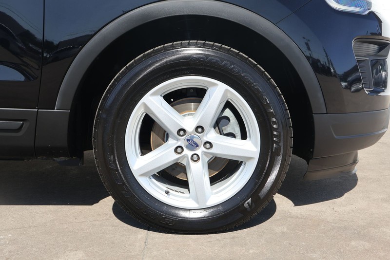 Ford Explorer Vehicle Full-screen Gallery Image 15
