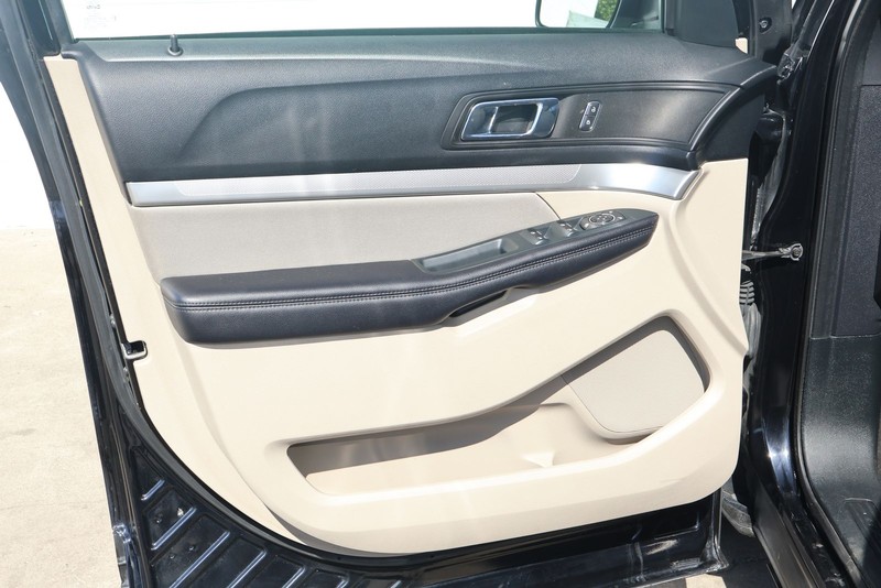 Ford Explorer Vehicle Full-screen Gallery Image 16
