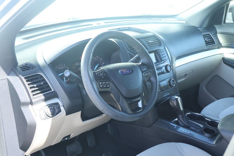 Ford Explorer Vehicle Full-screen Gallery Image 17