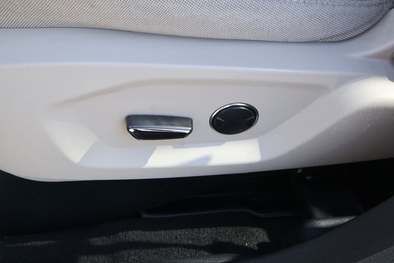 Ford Explorer Vehicle Full-screen Gallery Image 18