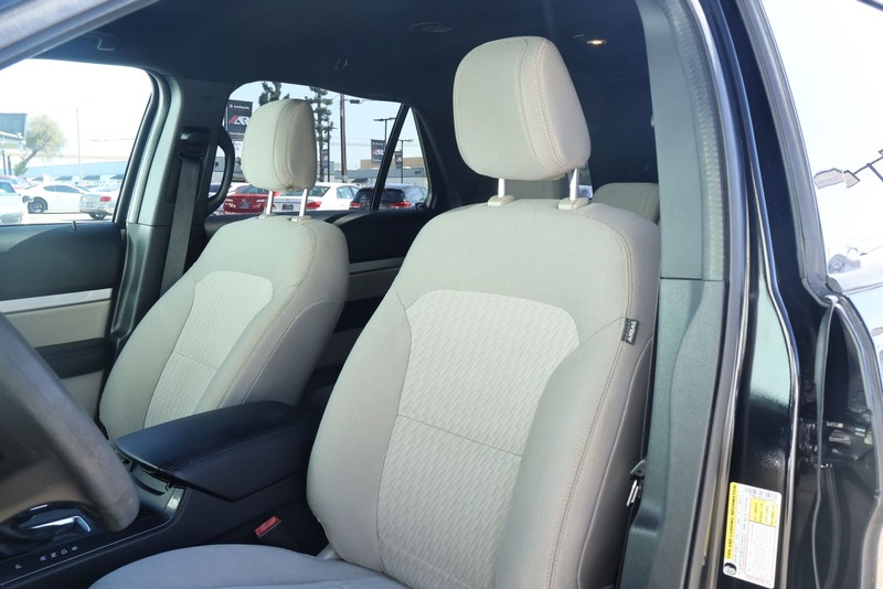 Ford Explorer Vehicle Full-screen Gallery Image 19