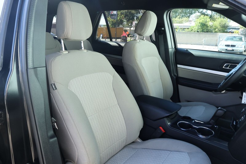 Ford Explorer Vehicle Full-screen Gallery Image 22