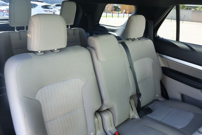 Ford Explorer Vehicle Full-screen Gallery Image 23