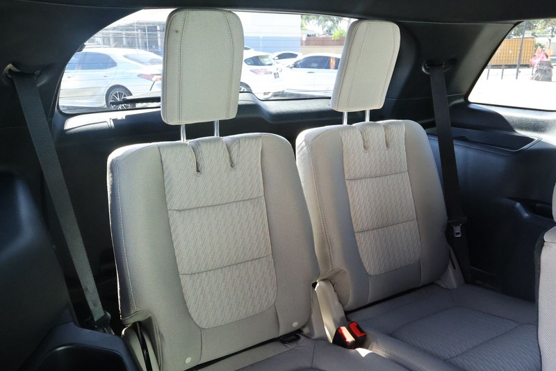 Ford Explorer Vehicle Full-screen Gallery Image 24