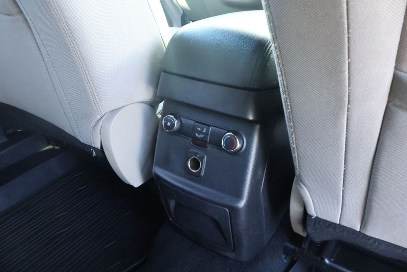 Ford Explorer Vehicle Full-screen Gallery Image 25