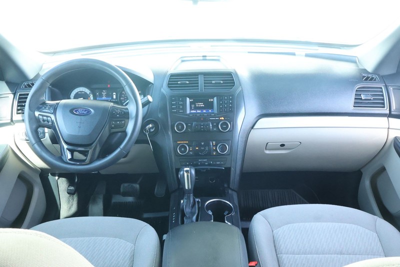 Ford Explorer Vehicle Full-screen Gallery Image 26