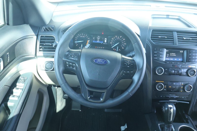 Ford Explorer Vehicle Full-screen Gallery Image 28