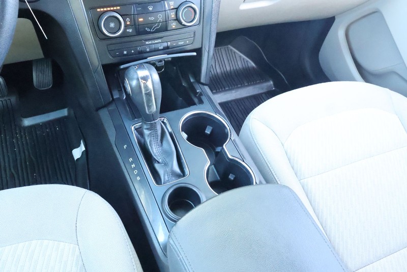 Ford Explorer Vehicle Full-screen Gallery Image 31