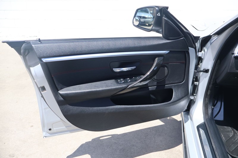 BMW 430i Gran Coupe Vehicle Full-screen Gallery Image 15