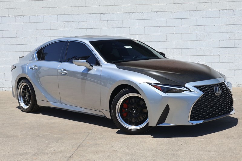 Lexus IS Vehicle Full-screen Gallery Image 01