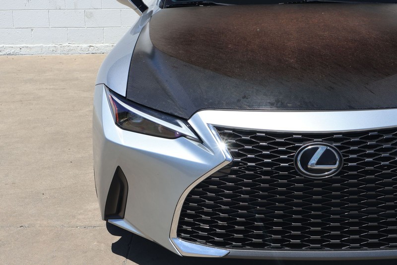 Lexus IS Vehicle Full-screen Gallery Image 03