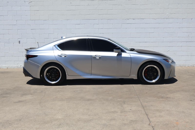 Lexus IS Vehicle Full-screen Gallery Image 04