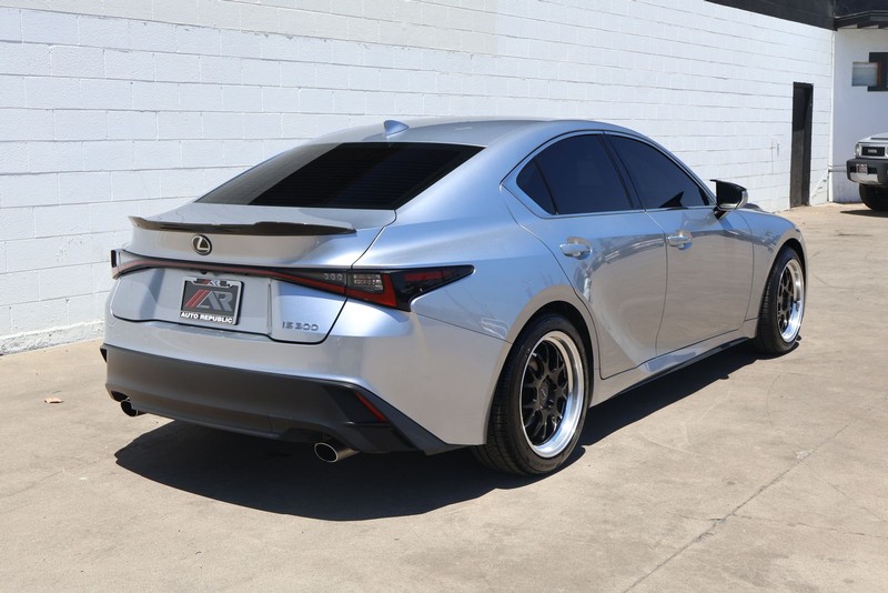 Lexus IS Vehicle Full-screen Gallery Image 05