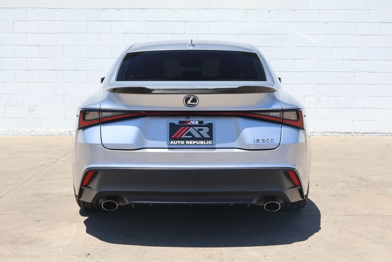 Lexus IS Vehicle Full-screen Gallery Image 06