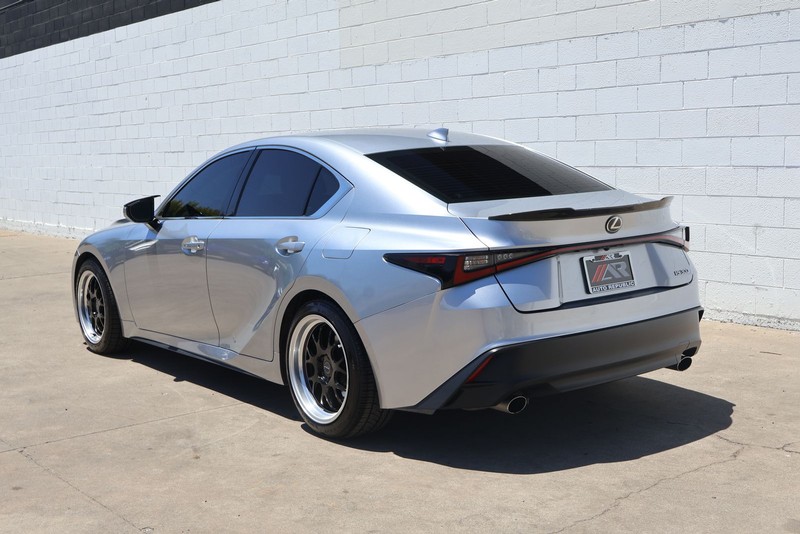 Lexus IS Vehicle Full-screen Gallery Image 09