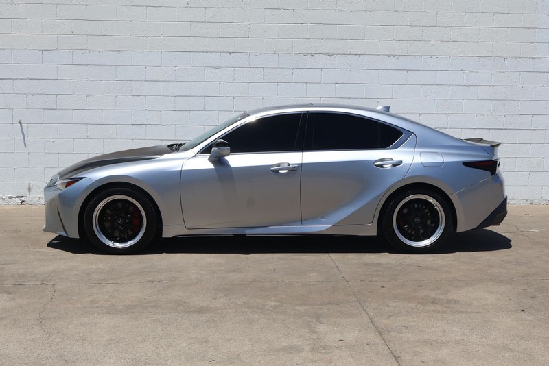 Lexus IS Vehicle Full-screen Gallery Image 10