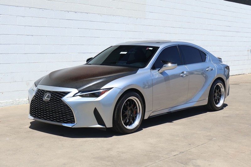Lexus IS Vehicle Full-screen Gallery Image 11