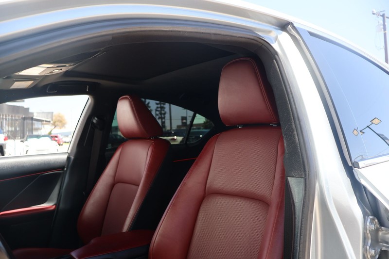 Lexus IS Vehicle Full-screen Gallery Image 15