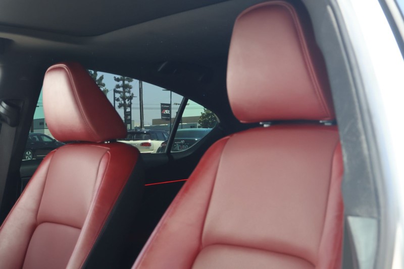 Lexus IS Vehicle Full-screen Gallery Image 16