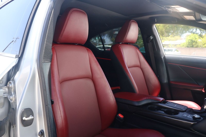 Lexus IS Vehicle Full-screen Gallery Image 18