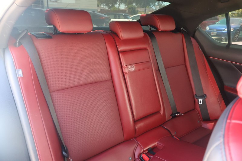 Lexus IS Vehicle Full-screen Gallery Image 19