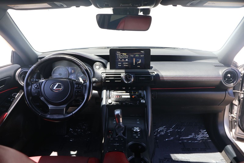 Lexus IS Vehicle Full-screen Gallery Image 20